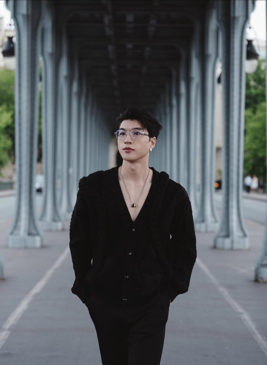 thuchee_1910's tweet photo. Big love to Louis Vuitton for inviting HIEUTHUHAI to Paris Fashion Week!
@louisvuitton
HIEUTHUHAI in Paris for LVMenSS26
#HIEUTHUHAIxLVMenSS26 https://t.co/ORKl8FFtP6