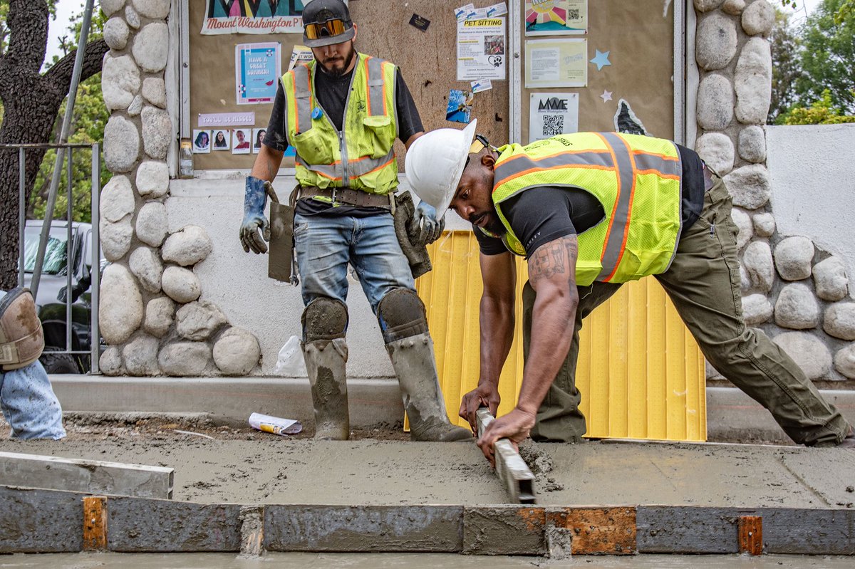 BSSLosAngeles's tweet image. StreetsLA is out in @cd1losangeles this week installing new access ramps at the intersection of San Rafael Ave and Glenalbyn Drive.
These upgrades will improve safety and accessibility in the vicinity of Mt. Washington Elementary School.
#AtYourService
@LACityDPW