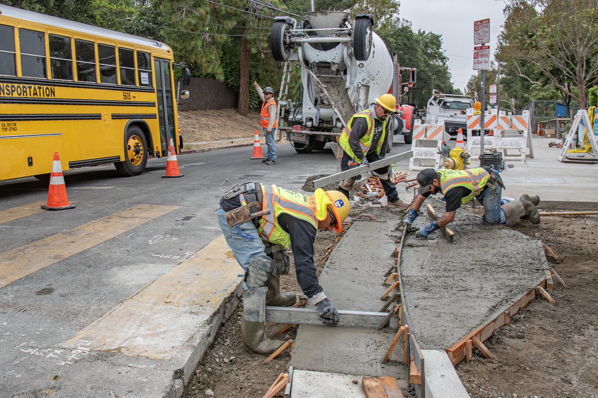 BSSLosAngeles's tweet image. StreetsLA is out in @cd1losangeles this week installing new access ramps at the intersection of San Rafael Ave and Glenalbyn Drive.
These upgrades will improve safety and accessibility in the vicinity of Mt. Washington Elementary School.
#AtYourService
@LACityDPW