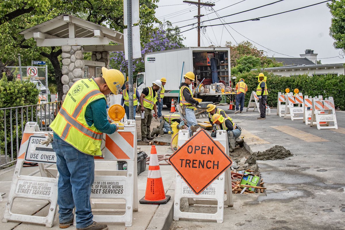 BSSLosAngeles's tweet image. StreetsLA is out in @cd1losangeles this week installing new access ramps at the intersection of San Rafael Ave and Glenalbyn Drive.
These upgrades will improve safety and accessibility in the vicinity of Mt. Washington Elementary School.
#AtYourService
@LACityDPW