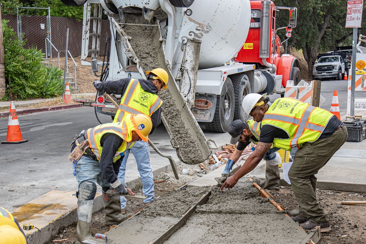 BSSLosAngeles's tweet image. StreetsLA is out in @cd1losangeles this week installing new access ramps at the intersection of San Rafael Ave and Glenalbyn Drive.
These upgrades will improve safety and accessibility in the vicinity of Mt. Washington Elementary School.
#AtYourService
@LACityDPW
