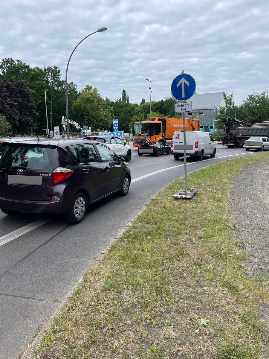 BikerPankow's tweet image. Warum Radwege offensichtlich Poller brauchen. #Pankow #HermannHesseStraße