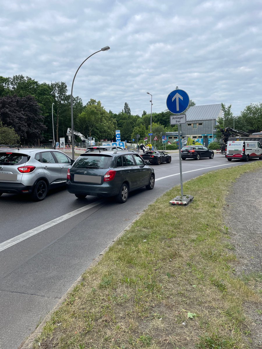 BikerPankow's tweet image. Warum Radwege offensichtlich Poller brauchen. #Pankow #HermannHesseStraße