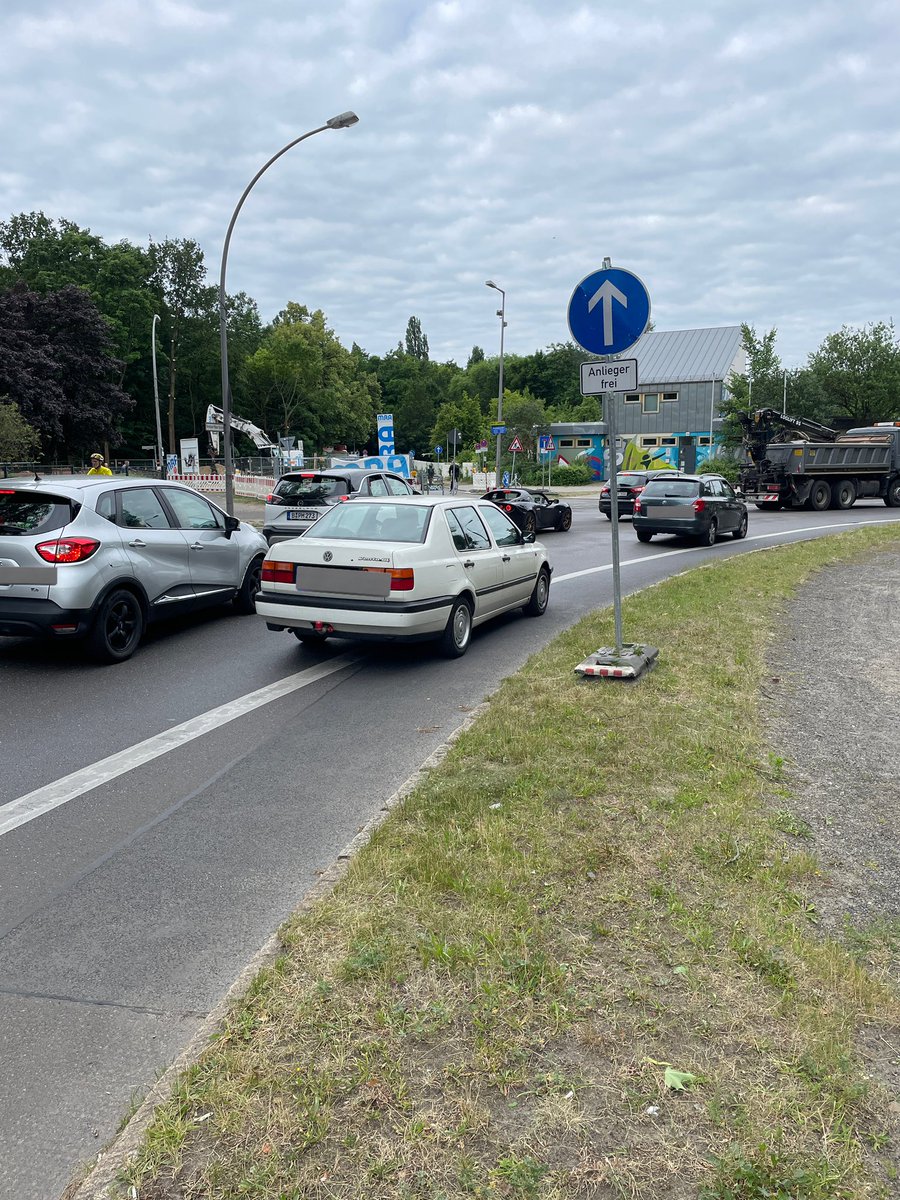 BikerPankow's tweet image. Warum Radwege offensichtlich Poller brauchen. #Pankow #HermannHesseStraße