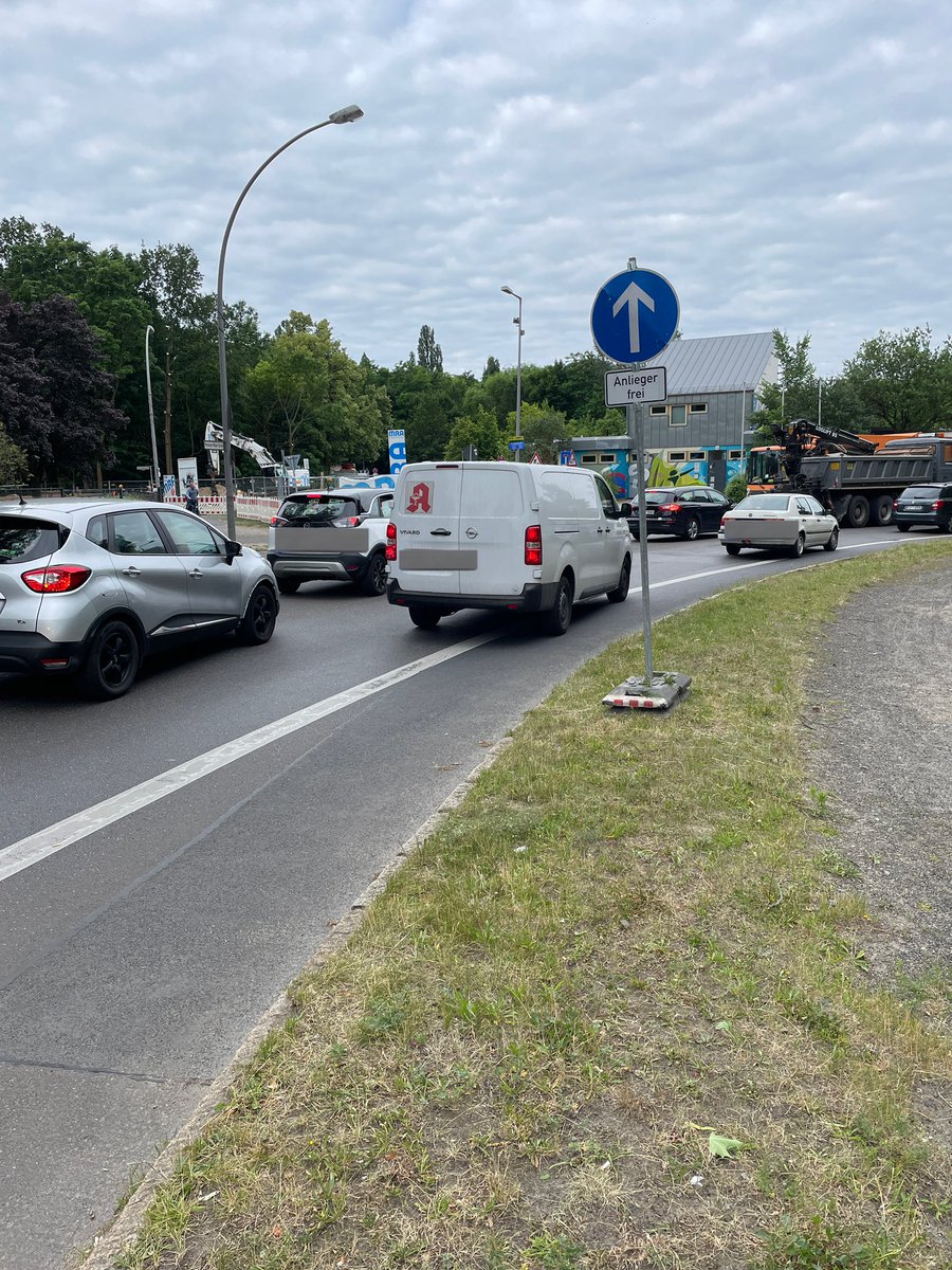 BikerPankow's tweet image. Warum Radwege offensichtlich Poller brauchen. #Pankow #HermannHesseStraße