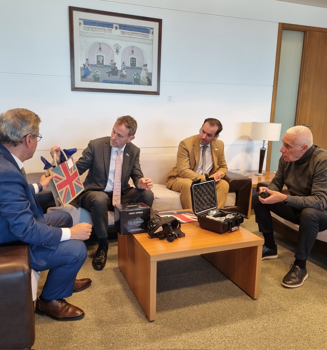 El embajador <a href="/mal_green/">Mal Green</a> se reunió con el prosecretario de Presidencia <a href="/jdiazalmeida/">Jorge Diaz</a> y el ministro del Interior @cnegro7 para hacer una evaluación de su visita a Londres y conversar sobre futura colaboración en temas de seguridad y justicia.