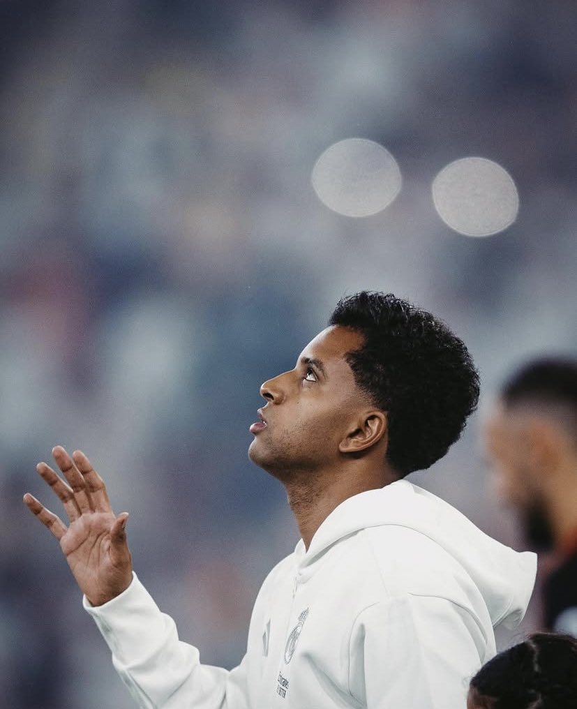 ماعندي شك راح يفضلنا ع اي نادي آخر بعيدا عن خبر الكادينا سير ومتأكد لو نتواصل معه بالكثير اسبوع والصفقه مخلصه

 لكن للأسف كل الاخبار حاليا جايه من اسبانيا اللي مستحيل اصدقهم وكلهم بياعين كلام 

يارب معجزه من عندك بس