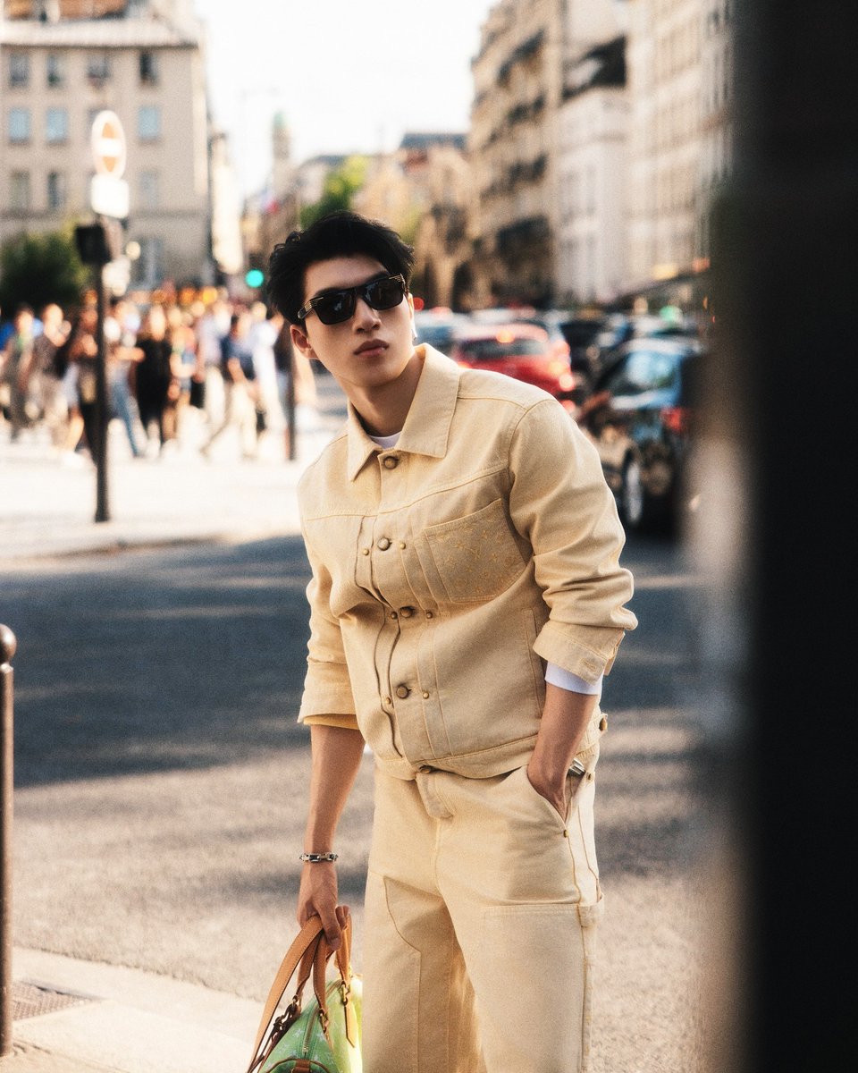 nquin520's tweet photo. It’s not just a seat, it’s a statement. HIEUTHUHAI at LV Men’s SS26.
@LouisVuitton 

#HIEUTHUHAIxLVMenSS26
HIEUTHUHAI in Paris for LVMenSS26 https://t.co/lyFNDFHSlv