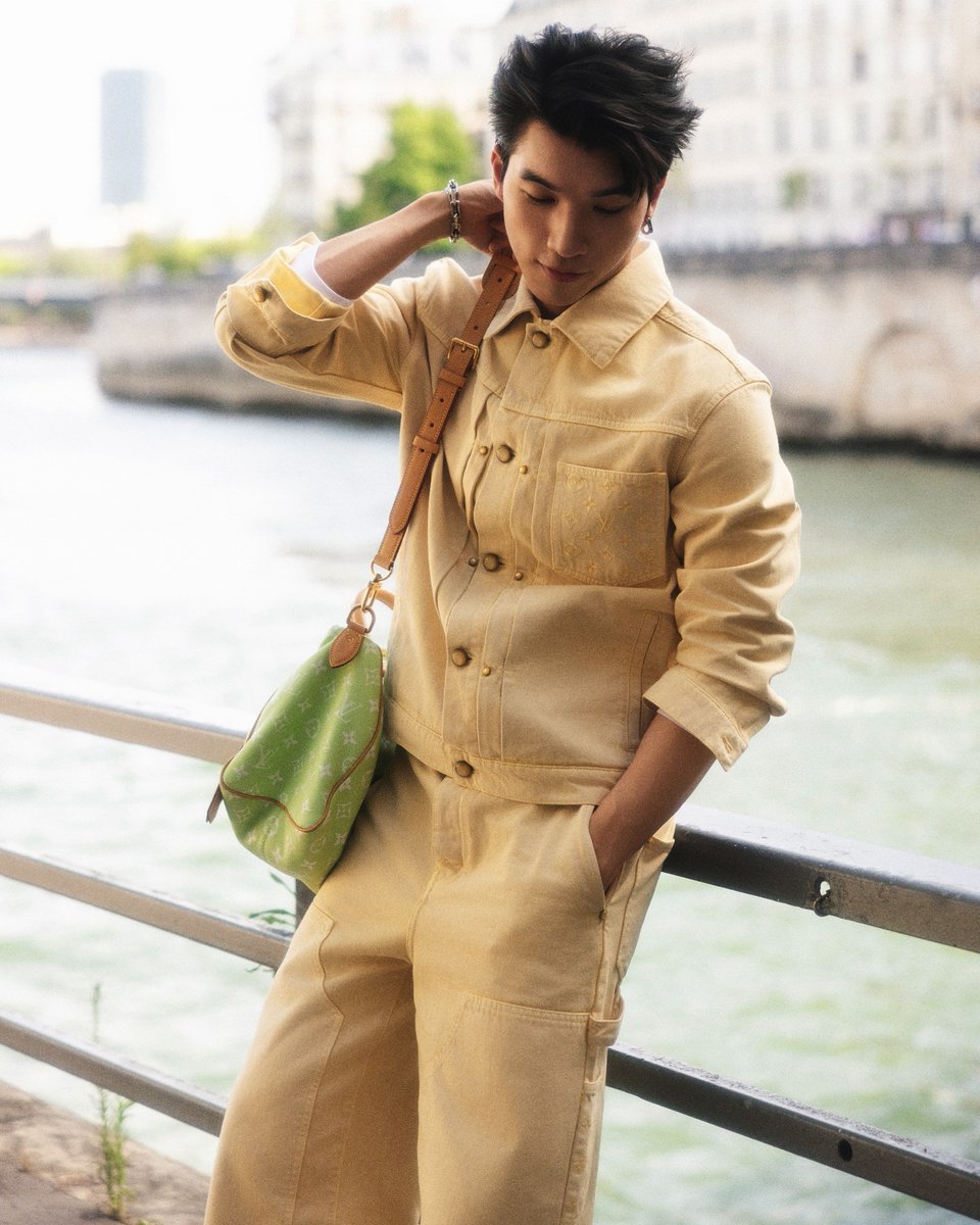 nquin520's tweet photo. It’s not just a seat, it’s a statement. HIEUTHUHAI at LV Men’s SS26.
@LouisVuitton 

#HIEUTHUHAIxLVMenSS26
HIEUTHUHAI in Paris for LVMenSS26 https://t.co/lyFNDFHSlv