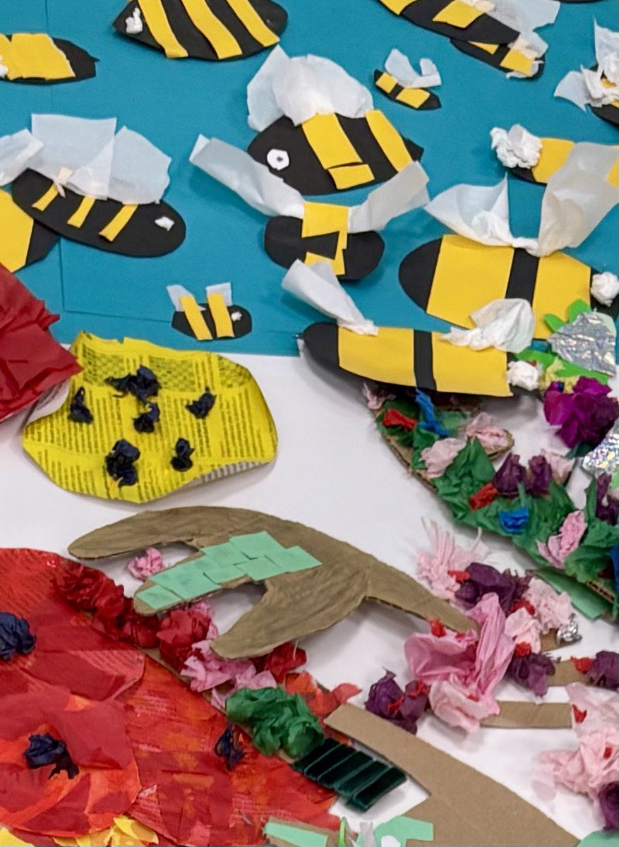 Buzzing learning how bee’s benefit the environment today <a href="/The_Lowry/">Lowry</a> Yr3 showed how bees are important to biodiversity and ecosystems in this incredible collaborative artwork made from recycled materials, we also sketched realistic bees! 🐝