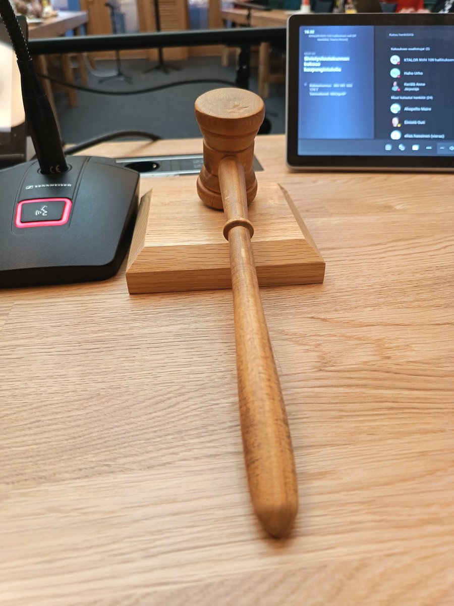 kohonenolli's tweet image. Tällä päätöksentekokoneella napsuttelin läpi @oulunkaupunki kauden ensimmäisen sivistyslautakunnan kokouksen. Päivityksiä tuli oppimisen tuen uudistuksen myötä opetussuunnitelmiin, vuokrasopimuksia tehtiin ja muuta tarpeellista. Näin nämä pj-hommat etenee. #oulu #koulu