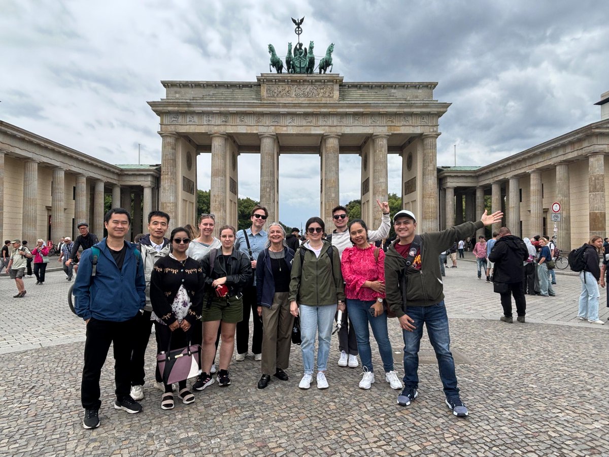 FrancesBiophys's tweet image. Aussie Lindau #lino2025 delegates doing #chemistry in Berlin via Humboldt-Universität zu Berlin and Brandenburger Tor on our way to Freie Universität Berlin @FU_Berlin, where we were hosted by Prof. Joachim Heberle, molecular #biophysics lab.