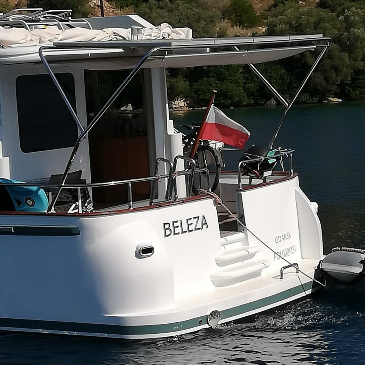 Spotted in Meganisi 🇬🇷
Beleza, the Insark Expedition 45, anchored in Atherinos Bay. Designed by Du Toit Yacht Design &amp; Insark Marine, this aluminium semi-displacement cruiser is built for long-range adventure.
More: dutoityachtdesign.co.za/Projects/insar…