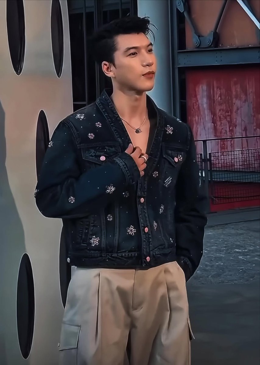 thuchee_1910's tweet photo. LV saw what we’ve always known: HIEUTHUHAI is made for fashion.
@louisvuitton
HIEUTHUHAI in Paris for LVMenSS26
#HIEUTHUHAIxLVMENSS26 https://t.co/jb1yAN8c4x
