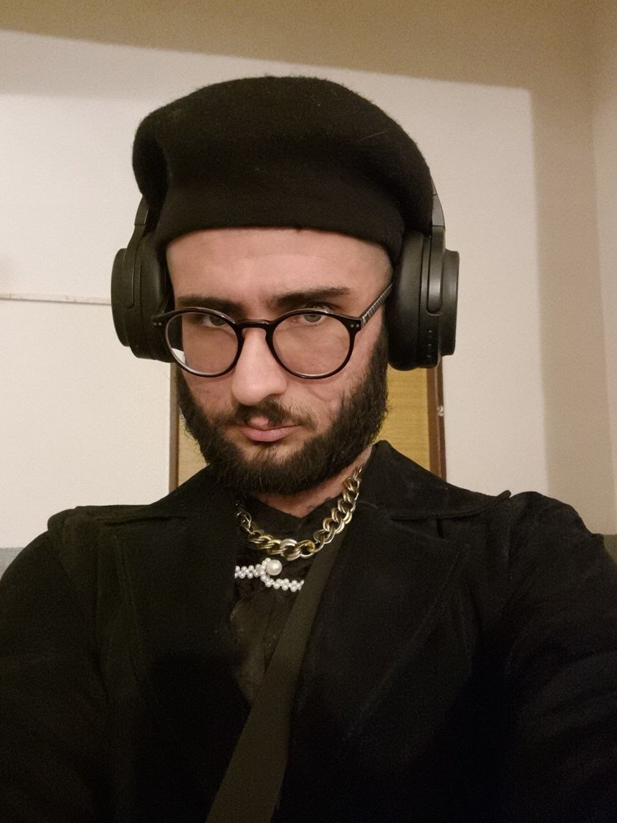 Азербайджанского политолога Бахруза Самедова приговорили к 15 годам строгого режима. Он выступал за перемирие между Азербайджаном и Арменией.

23 июня Бакинский суд по тяжким преступлением вынес  приговор докторанту кафедры политологии Карлова университета Праги Бахрузу Самедову,