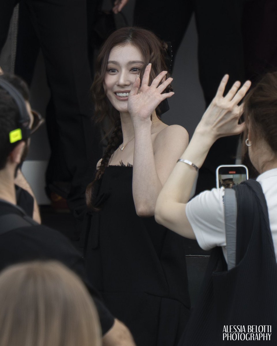 ViewoftheArts's tweet image. Sana Minatozaki, also known as Sana is a Japanese singer based in South Korea. She is a beloved member of the globally popular girl group @JYPETWICE
Sana recently made an appearance at the PRADA show during Milan Fashion Week.
📸 Images © Alessia BELOTTI for View of the Arts…