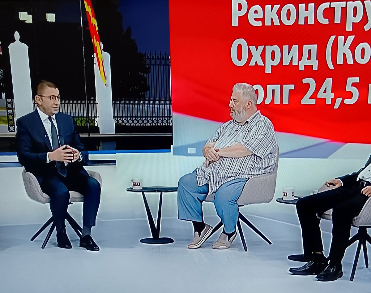 Wow... каков аутфит?! Овој Арсовски од дома од фотеља директно у студио дошол!!🙄