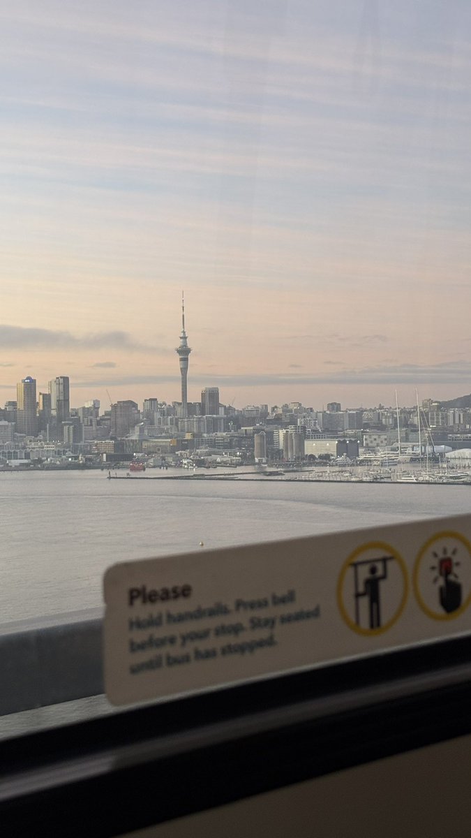 Pretty stunning views taking the bus in this morning in AKL ☀️CC <a href="/RichardHills_/">Richard Hills</a> (although my photos aren’t as good as your PT series)