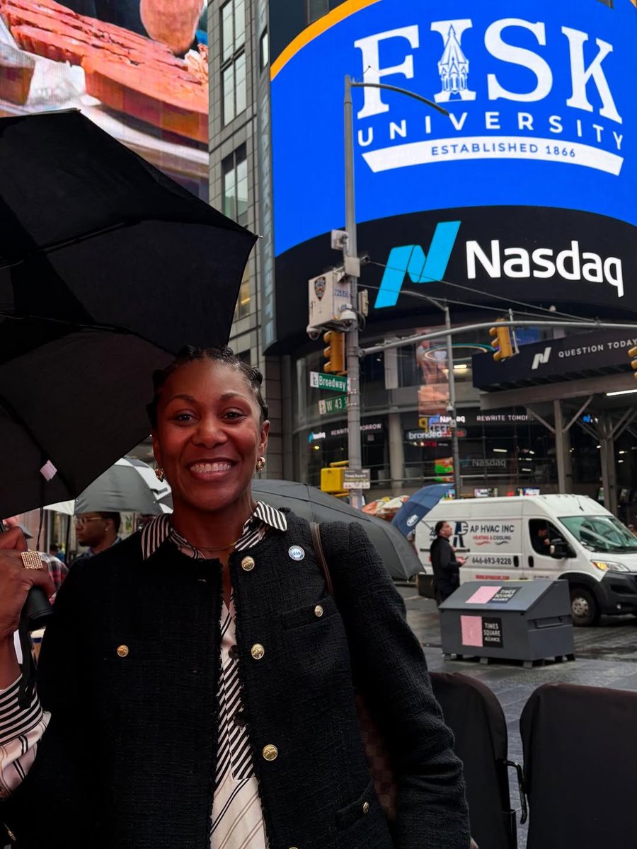 HBCUBuzz's tweet image. 🏛️📈 Fisk University President Dr. Agenia Clark and VP of Development &amp;amp; Alumni Affairs Crystal Evans are in New York for a special engagement at @NASDAQ. 💙 #FiskForever #FiskUniversity #NASDAQ #HBCU #HBCUBuzz