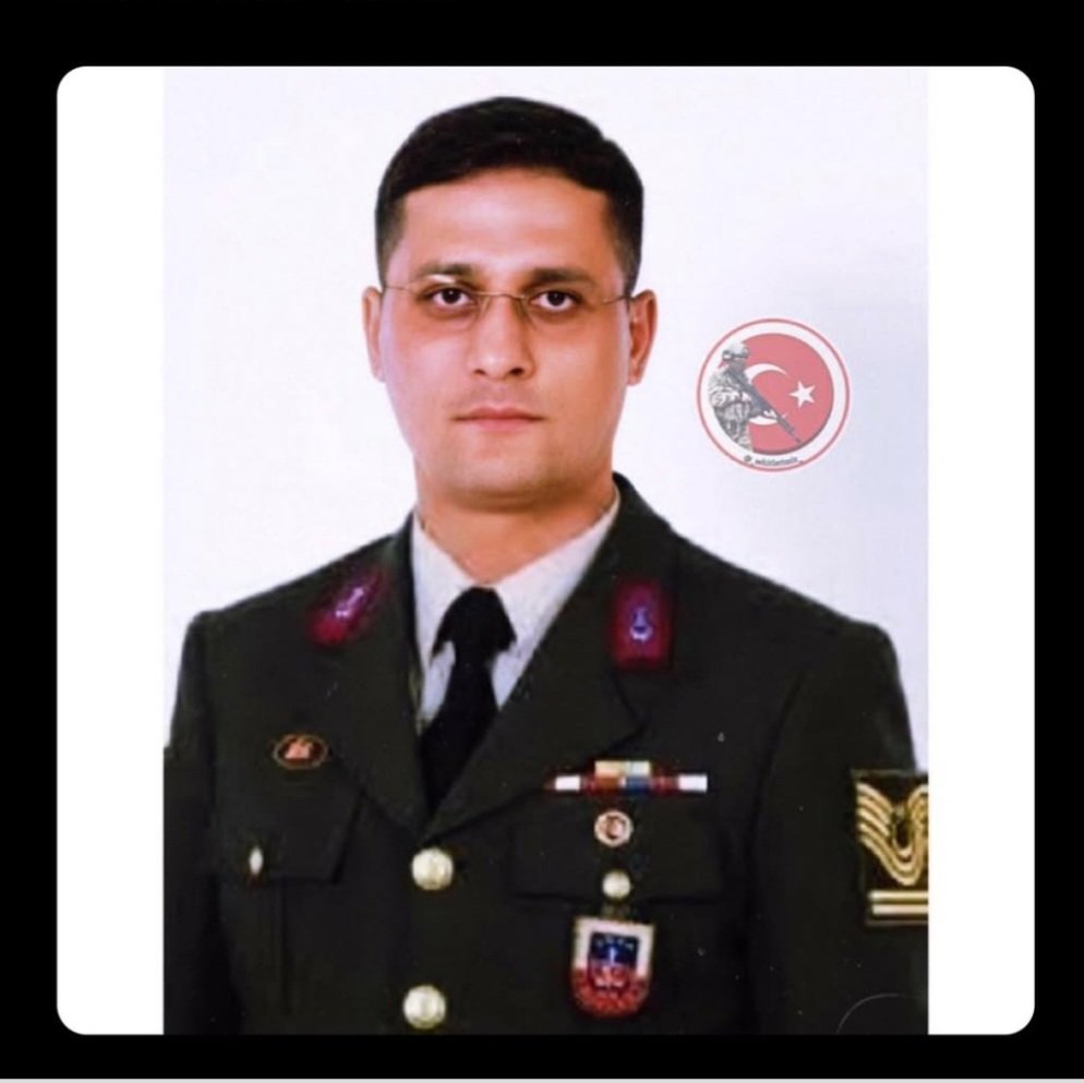 #ErenBülbül ü korurken,41 kurşunla şehit düşen kahraman Astsubay #FerhatGedik.
Uğruna o kadar şehit kanı dökülen cennet vatanım kimlerin elene kaldı...
Hakkını helal et...!
#Unutmadık 
#UnutmaUnutturma 🇹🇷🇹🇷🇹🇷
