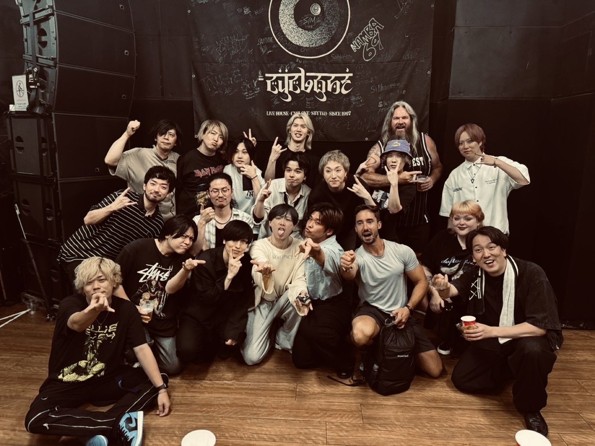 2025.6.24@渋谷CYCLONE

火曜の夜にご来場ありがとうございました！デイヴグロールもジョンフルシアンテもザックワイルドも居る素敵な夜でした！
サイクロンは音がでかくて気持ち良い！やっぱりサイクロンは音がでかくて気持ち良い！ロケンロー！

HUMANDRIVE 次回はひと月位空いて7/26松本ALEX遠征！
