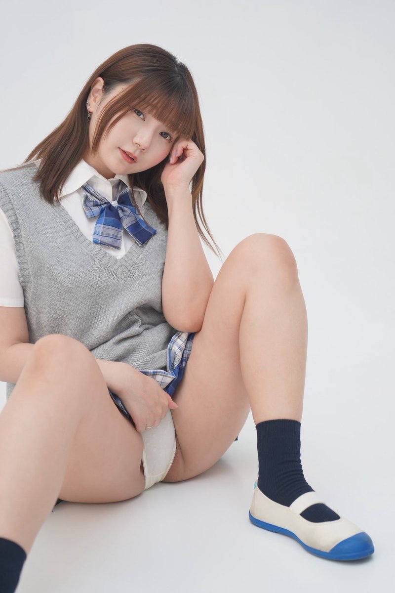 誘惑的なポーズの制服少女