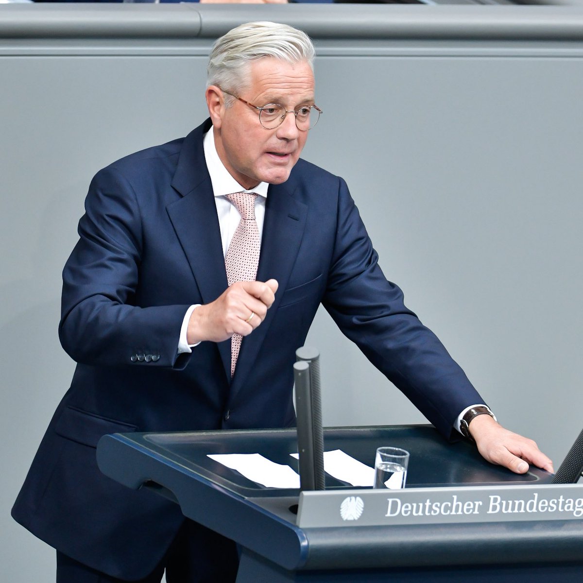 CDU·CSU (@cducsubt) on Twitter photo „Wir haben es mit dem neuen, alten russischen Imperialismus zu tun, dessen Schlachtfeld die #Ukraine ist, dessen Ziel aber die europäische Freiheit ist, die das russische Regime nicht duldet", stellt <a href="/n_roettgen/">Norbert Röttgen</a> fest. „Wir haben es mit dem neuen, alten russischen Imperialismus zu tun, dessen Schlachtfeld die #Ukraine ist, dessen Ziel aber die europäische Freiheit ist, die das russische Regime nicht duldet", stellt <a href="/n_roettgen/">Norbert Röttgen</a> fest.