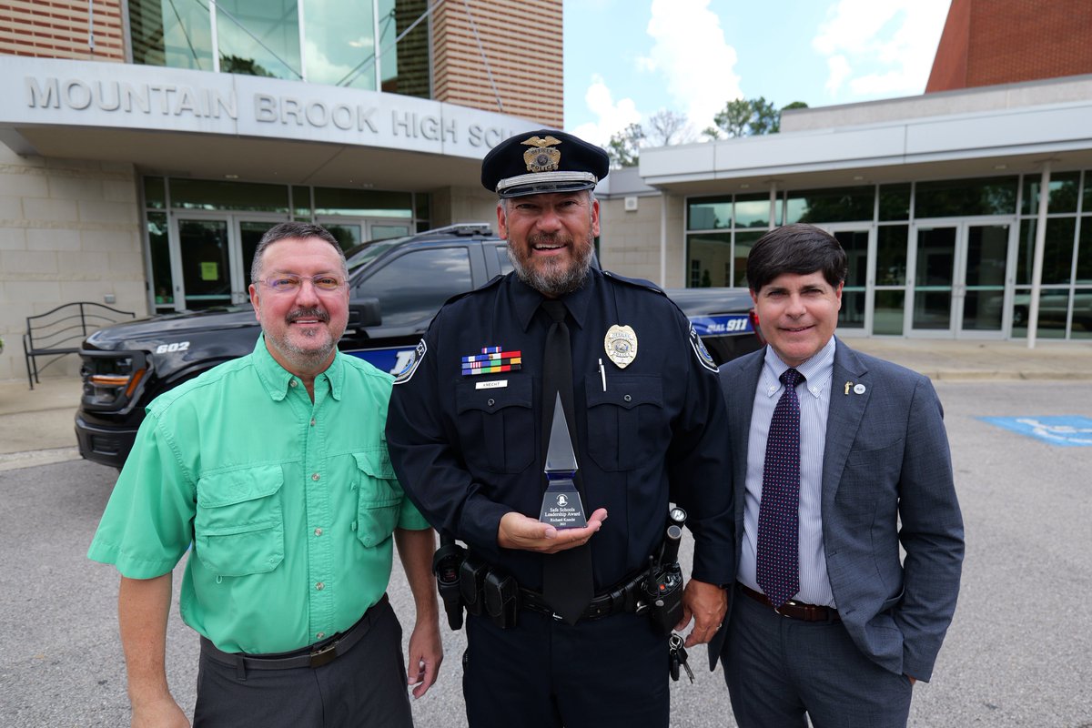 Congratulations to School Resource Officer Richard Knecht as he was recently recognized for his outstanding dedication to school safety with the ‘Safe Schools Leadership Award’ at the TAASRO Conference.

Read more: mtnbrook.k12.al.us/12154?articleI…