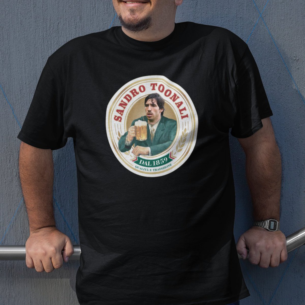 🎶 He drinks Moretti, he eats Spaghetti 🇮🇹

Sandro Moretti tees have only just dropped and are flying off the shelves 👉 fanzinestore.com/collections/to… #NUFC