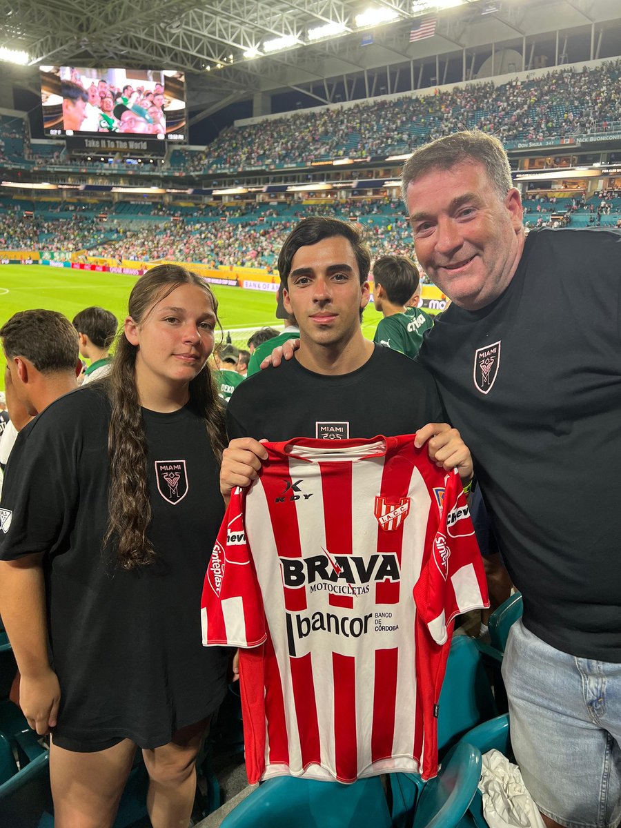 Julito Gabutti, fanático de #Instituto del interior cordobés, en Miami siguiendo el Mundial de Clubes.
Anoche festejaron el gol de Tadeo Allende con la camiseta de la Gloria.
Siempre hay uno de Instituto en cualquier lugar del mundo...