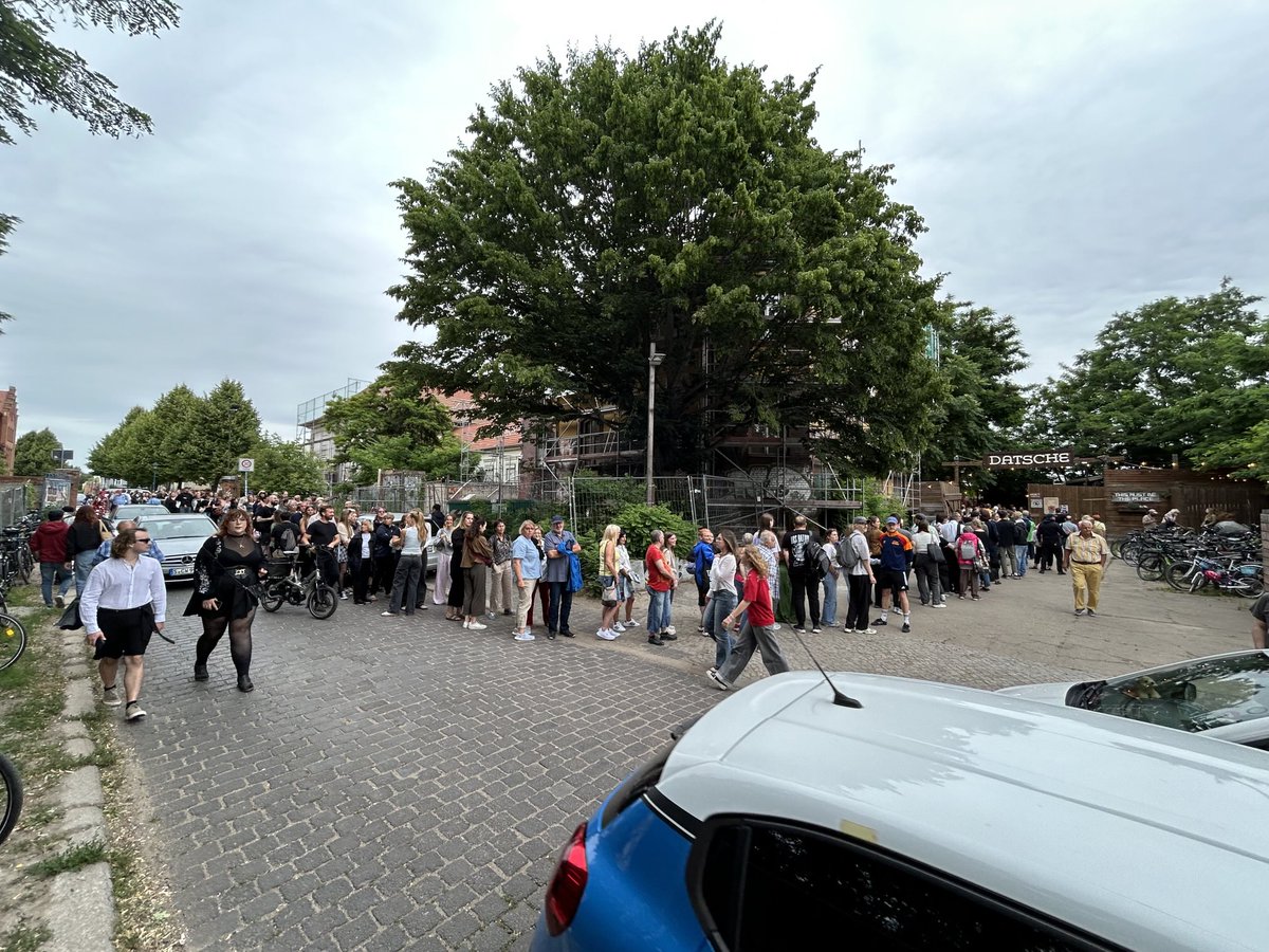 Die Schlange in Magdeburg vor der Veranstaltung mit den Silberlocken 30 min vor Beginn und jetzt bereits fast voll(Kapazität 1000 Menschen)