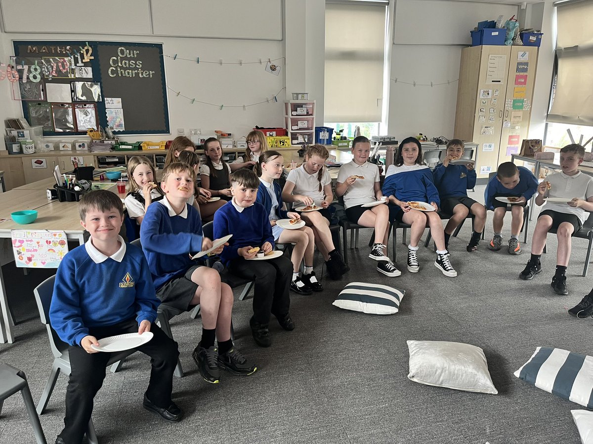 GlenburnPrimary's tweet photo. Primary 5 enjoyed a Pizza and Movie afternoon using their Enterprise money that they raised at Christmas time! Happy faces and full tummies all round 😃🍕#endofterm @Dominos_UK https://t.co/JqYWfDohg7