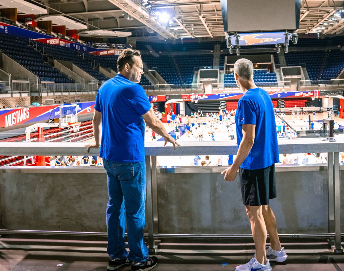 You never know who will crash basketball camp! 🐴🏀