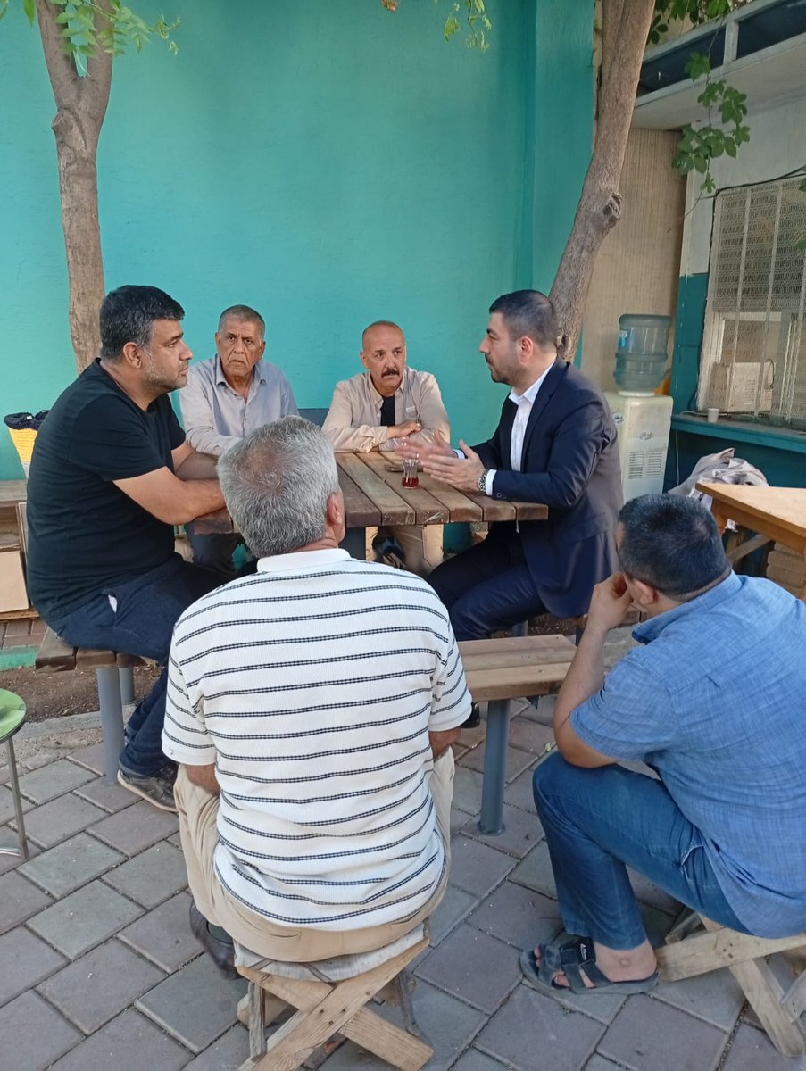 Başkanımız Sn. Av. Orhan Çelik, taksi durağındaki kıymetli esnafımızla bir araya geldi.
Çaylar koyuldu, muhabbetler edildi, gönüllere dokunuldu.
Her fırsatta halkın içinde, hep birlikte Karaköprü için!
<a href="/RTErdogan/">Recep Tayyip Erdoğan</a>
<a href="/bybekirbozdag/">Bekir  Bozdağ</a> <a href="/abuyukgumus/">Ahmet Büyükgümüş</a> <a href="/hakanaksu058/">Hakan AKSU 🇹🇷</a> <a href="/farukaytek/">Faruk Aytek</a>