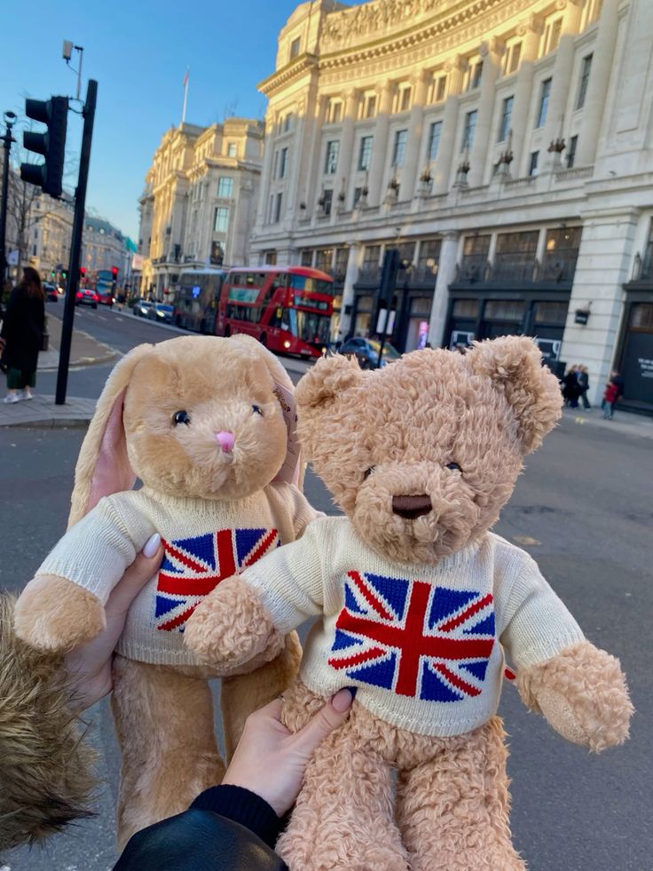 Milly17Milly's tweet photo. Exploring London with my plush pals 🇬🇧🧸📸 #LondonAdventures #PlushLove #UKVibes #TravelBuddies #CuddleCrew 🏰❤️🌆 https://t.co/NqEHoNudsm