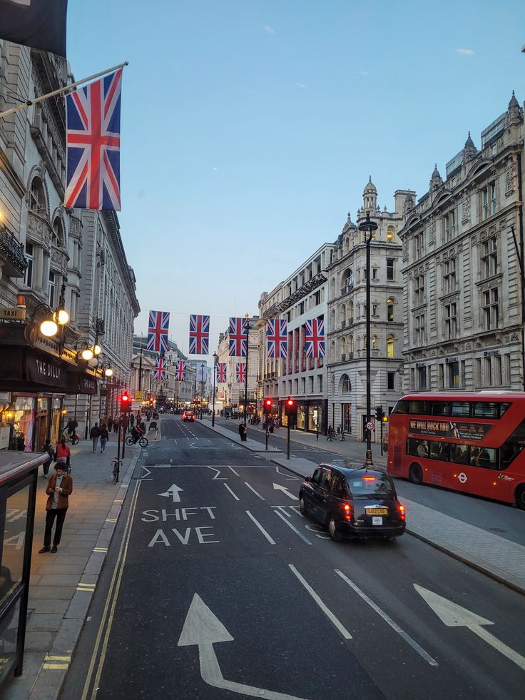 Milly17Milly's tweet photo. Exploring London with my plush pals 🇬🇧🧸📸 #LondonAdventures #PlushLove #UKVibes #TravelBuddies #CuddleCrew 🏰❤️🌆 https://t.co/NqEHoNudsm