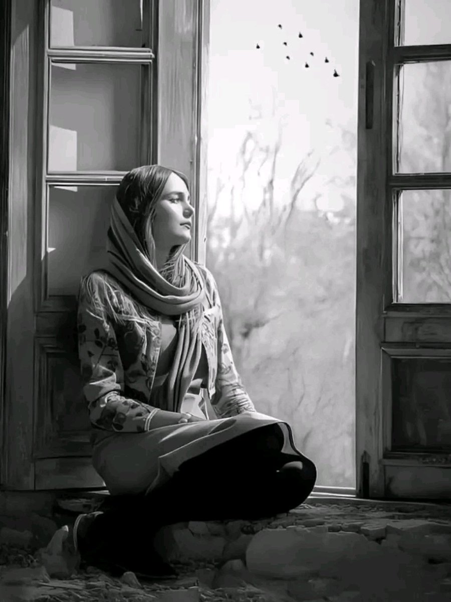سُئل نزار قباني : 
               "الذي يُحب..هل يعود ؟"

فأجاب:الذي يحب.لا يرحل !" 
فالمحب حين يهدي قلبه ،لا يسترده ، 
وحين يزرعك في عينيه ،لا يعمى عنك 
الذي يحب حقا ،لا يلتفت خلفه.. 
ولا يغلق بابه 
ولا يتركك في منتصف الطريق 
هو الذي يبقى رغم البعد 
يصغي لنبضك من خلف المسافات.