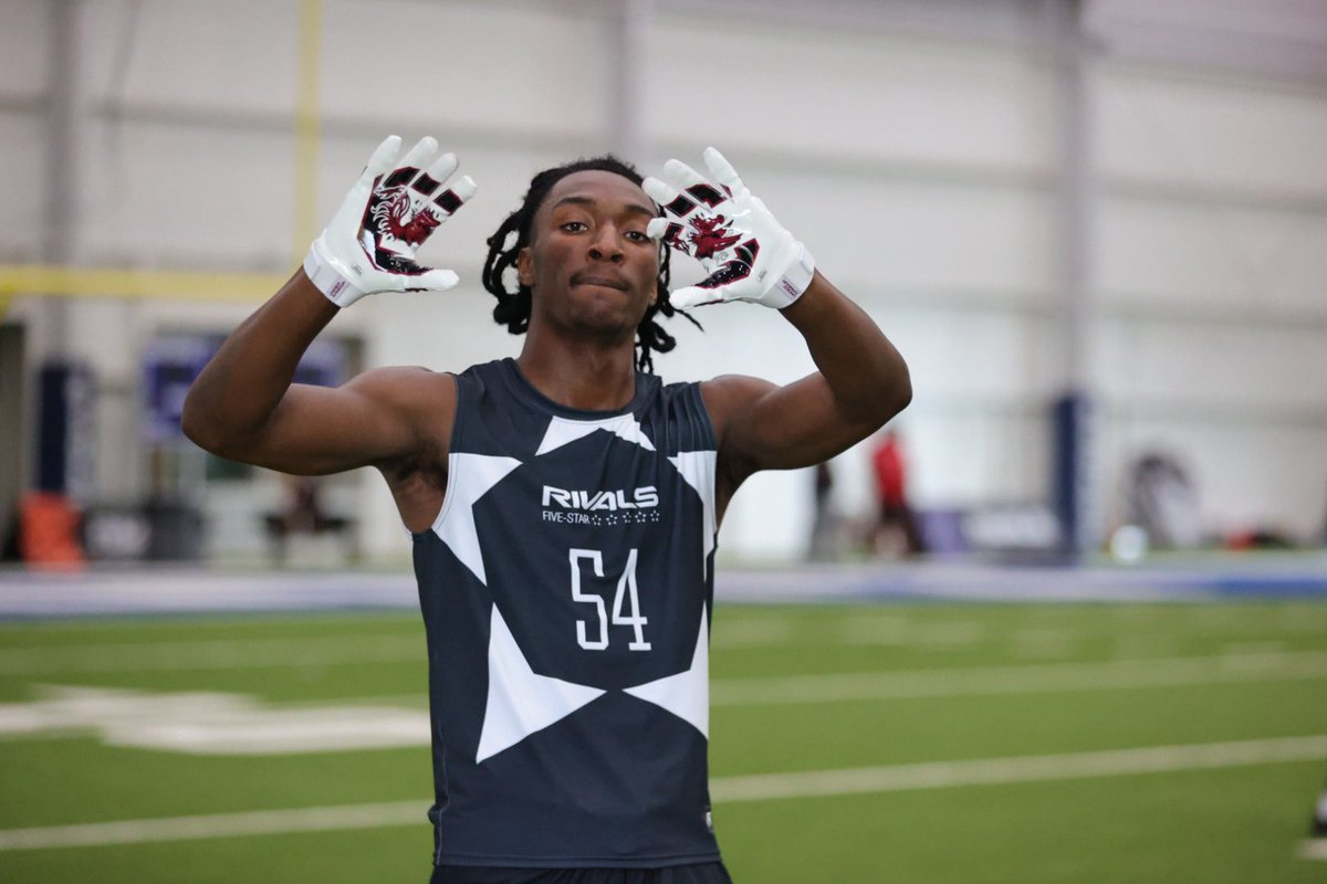ChadSimmons_'s tweet photo. South Carolina is a contender for Samari Matthews and the 4-star DB target is wearing the gloves at the @RivalsCamp.

https://t.co/rDEDaVX1AU https://t.co/NnYFpLAdsb