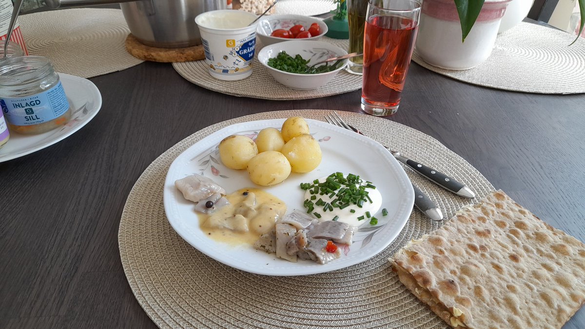 SwedishGamester's tweet image. #DinnerIsServed! I didn't care much for #sill (pickled herring) when I was a child, but nowdays I don't mind it at all! It's actually pretty good! 😋