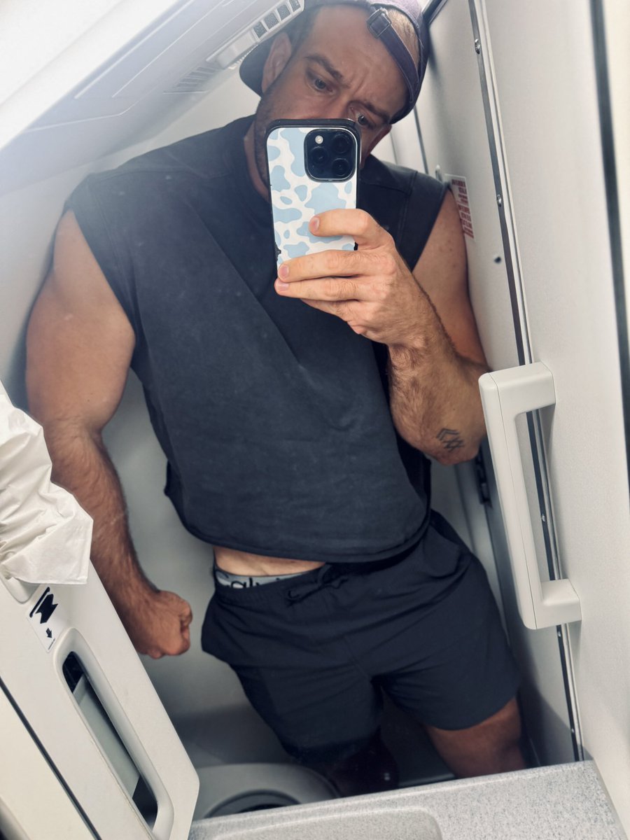 TOBLAR0NE's tweet image. We love flying 💀