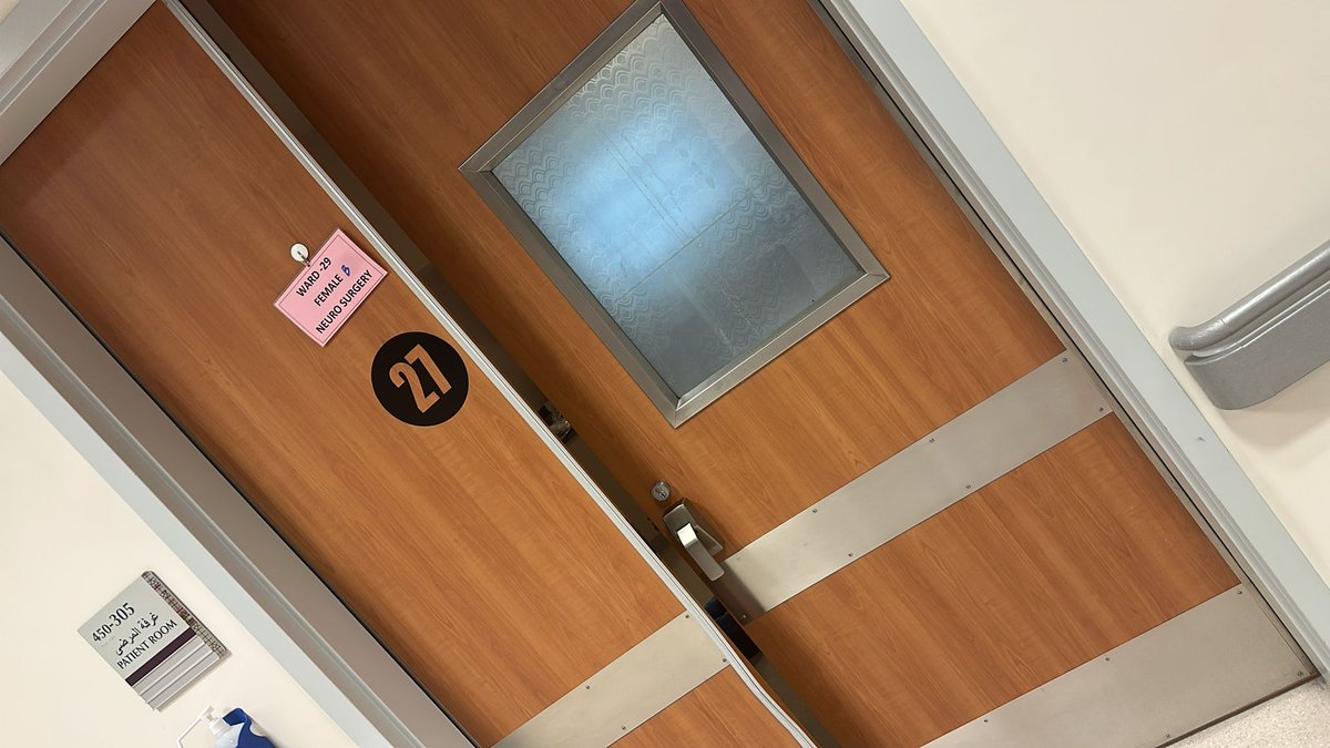 مواطنه كويتيه اربعينيه رجعت من رحلة علاج طويل شبه مشلوله ربي يشفيها .. حالتها تحتاج دخول  لمستشفى مكي جمعه ليس لها اب ولا ام ولا زوج ولا اولاد سوى اخ يرعاها وبلا زوجه.
تفاجأ اداره مستشفى جابر تطلب ان ياخذ اخته ويغادر لان أحوال البلد بسبب الحرب تحتاج سراير طبيه. قالهم شلون اطلعها