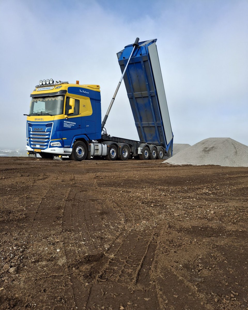 Watch 'The Madness' go! This DAF XG is leaving its tracks in the gravel pit. 💪

📸: John van Dalen
==
#daf #daftrucks #dafxg #truckphoto #truckdriver #dafdriver #instatrucks #lancashiredaf