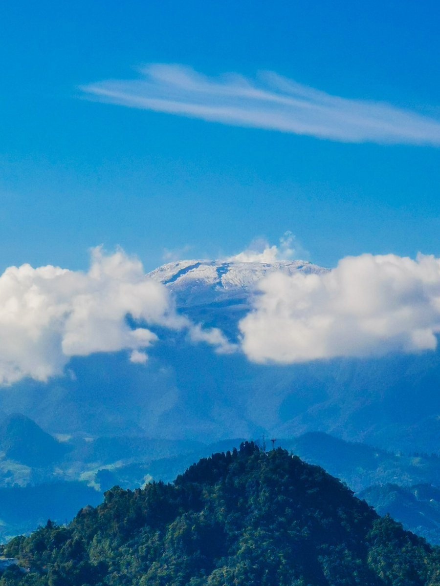 Cielo azul
cerros cercanos

¿Cuántas historias arrastra el viento bajo tus pies esmeralda?