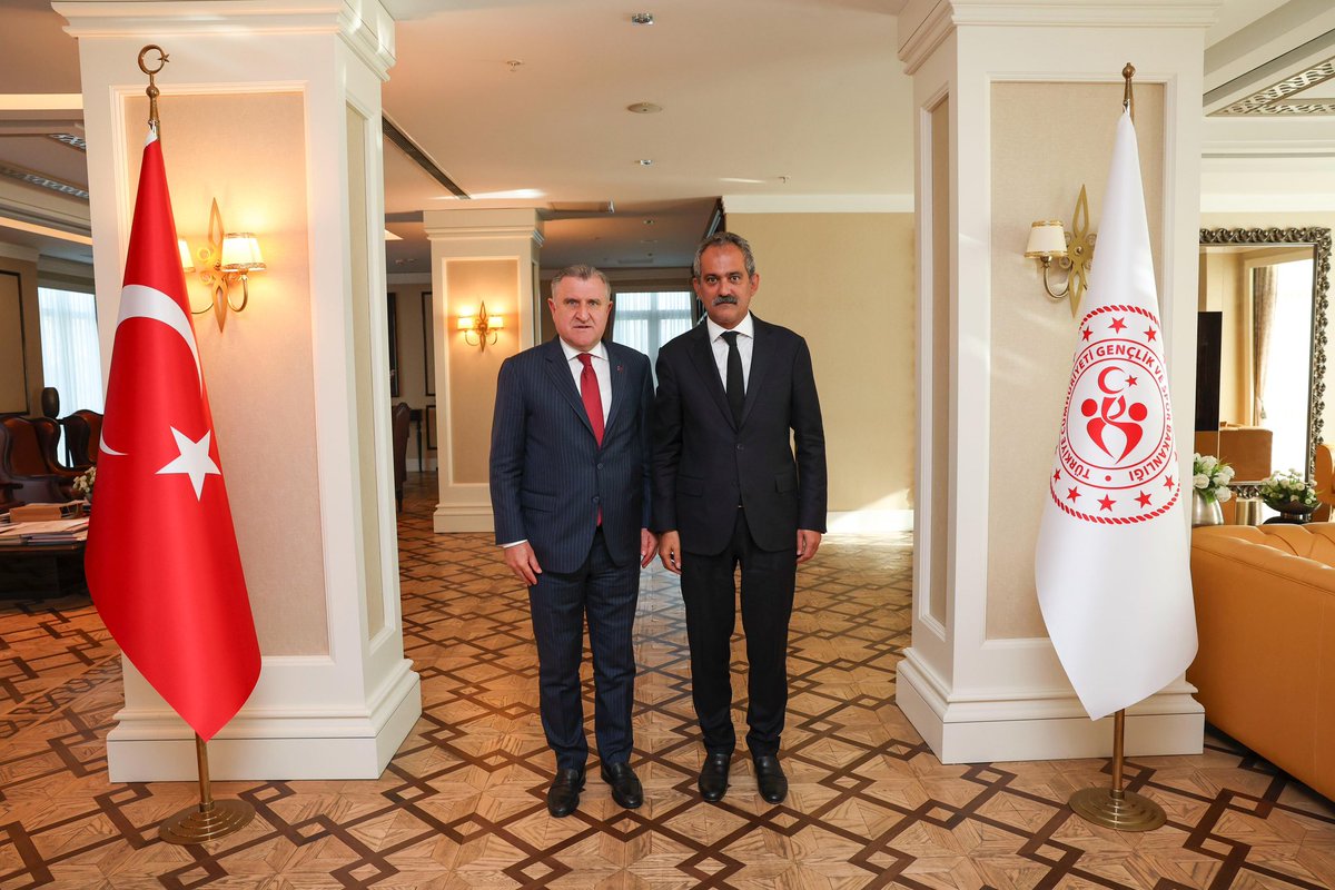 Gençlik ve Spor Bakanımız Sayın <a href="/OA_BAK/">Dr. Osman Aşkın Bak</a>’ı ziyaret ettik. Sayın Bakanımızla Ordu’muzda devam eden yatırımlara ilişkin değerlendirmelerde bulunduk. Bu kapsamda; 
👉Fatsa 
✅ Yüzde 90’ı tamamlanan Fatsa Gençlik Merkezi’nin tamamlanabilmesi için ihtiyaç duyulan 5 Milyon TL ödeneğin