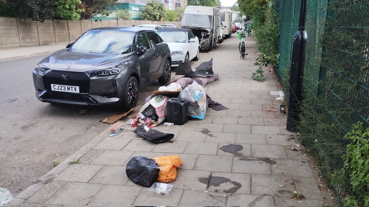 Just trying to walk to the station... #bellgreen <a href="/LewishamCouncil/">Lewisham Council</a>