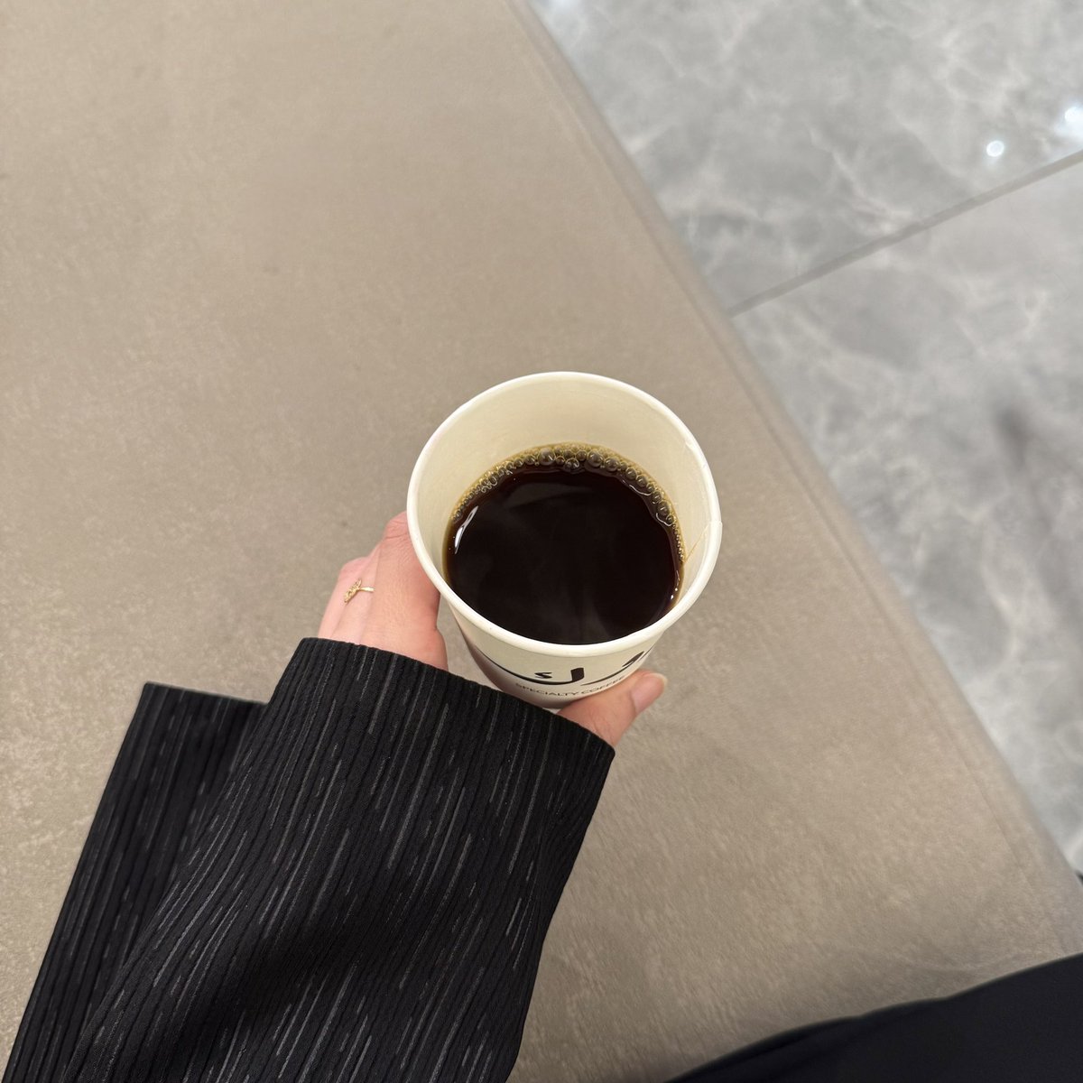 rauomy's tweet photo. محاوله روقان قبل رحلة البحث عن فستان ☕️ .. عاد وين بلقى الفستان الي صُنع لأجلي🦦 https://t.co/mSzoHlSfj9
