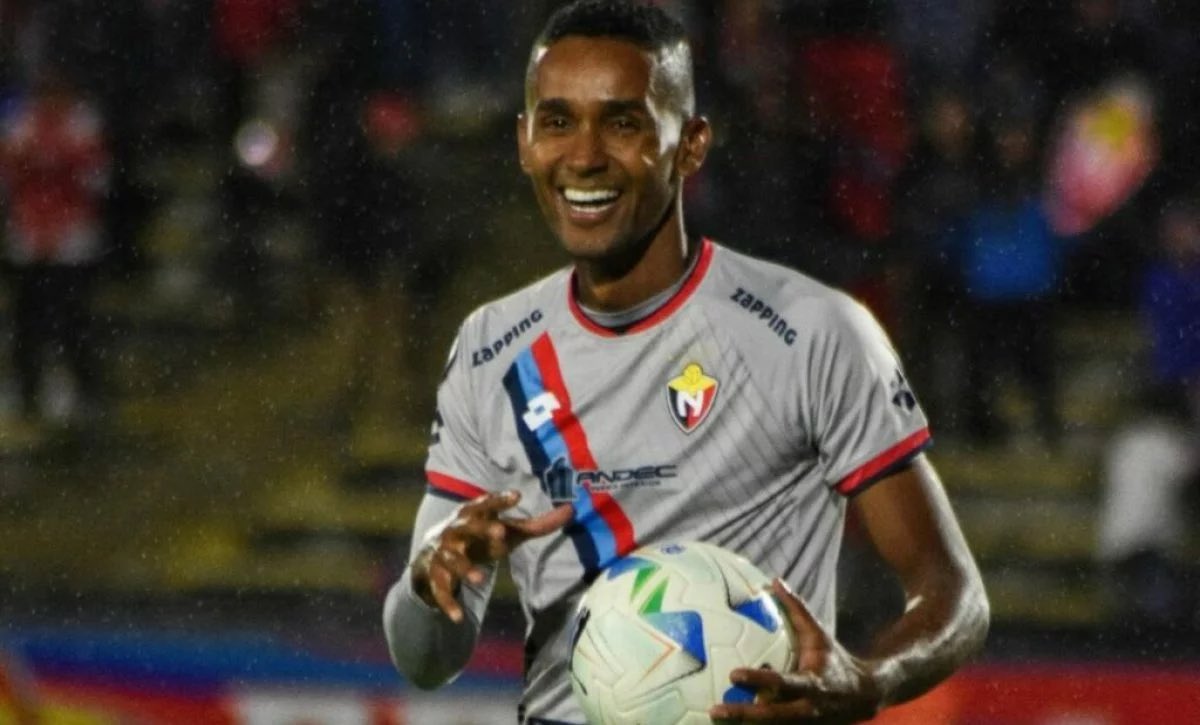 chapovargasj's tweet photo. No entiendo cuál es la desesperación de Emelec por contratar a Fidel Martínez.
Su mejor momento pasó hace mucho y tal vez lo último que le quedaba lo dejó en El Nacional.
Deberían priorizar un extremo que hoy es el puesto que no encuentran soluciones….
#Emelec #Vistony https://t.co/ceylnbwKAR