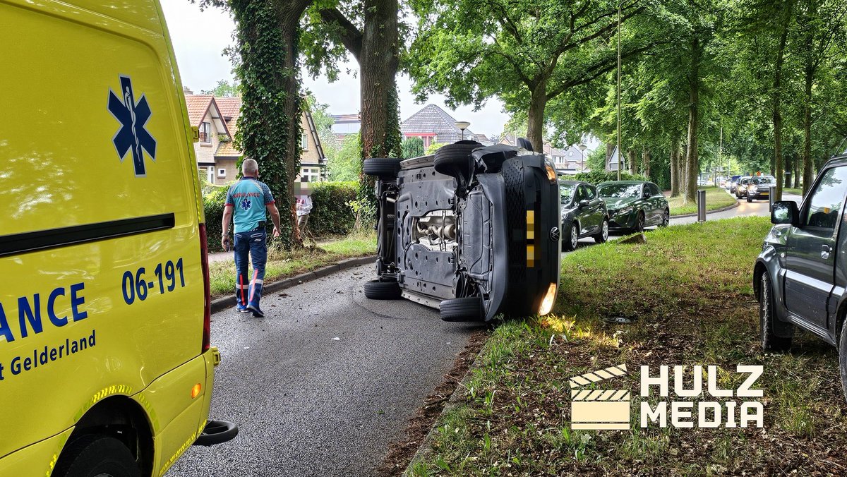 Auto belandt op zijkant in Nunspeet