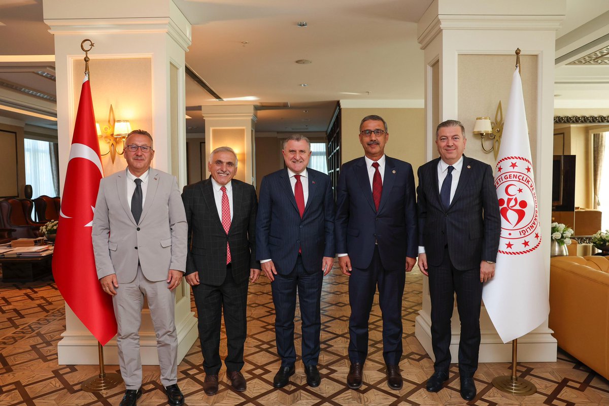 Gençlik ve Spor Bakanımız Osman Aşkın Bak'ı, AK Parti Sakarya Milletvekillerimiz Lütfi Bayraktar, Ali İnci ve Ertuğrul Kocacık ile birlikte ziyaret ettik. 

Değerli Bakanımızın himaye ve destekleriyle şehrin kalbi Adapazarı'mıza çok önemli gençlik ve spor yatırımları geliyor.