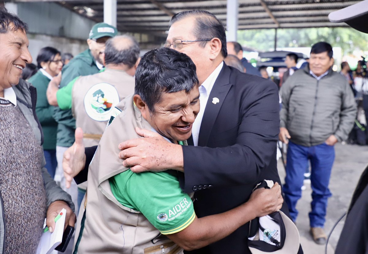 salhuanacavides's tweet photo. En el Día del Campesino, rendimos homenaje a quienes, con esfuerzo, sabiduría y amor por la tierra, alimentan al Perú. Desde Madre de Dios, en la Feria Agropecuaria de la Tierra y la Producción, reconocemos su valiosa labor y reafirmamos nuestro compromiso con el agro y el desarrollo rural 🌾🇵🇪.

#DíaDelCampesino